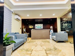 ฝ่ายต้อนรับ