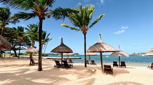 Chaises longues, serviettes de plage
