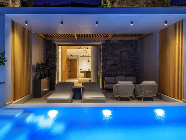 Dúplex de diseñador, patio, vista al lago | Alberca | Alberca al aire libre por temporada 