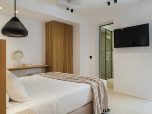 Villa exclusiva, patio, vista parcial al mar | Caja de seguridad en la habitación, cortinas blackout y insonorización 