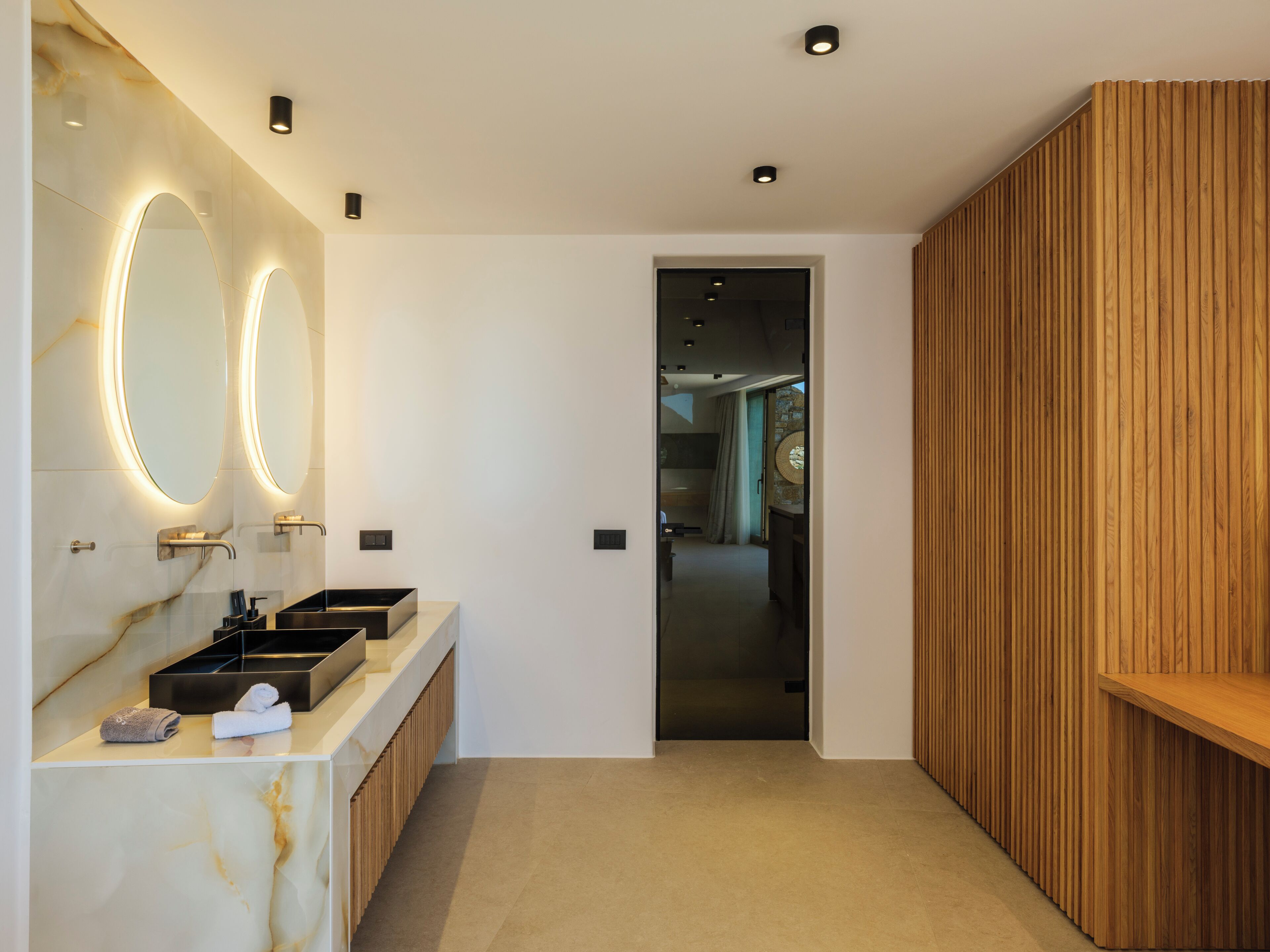 Signature suite, patio, uitzicht op meer | Interieur