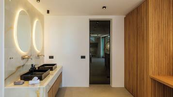 Signature suite, patio, uitzicht op meer | Interieur