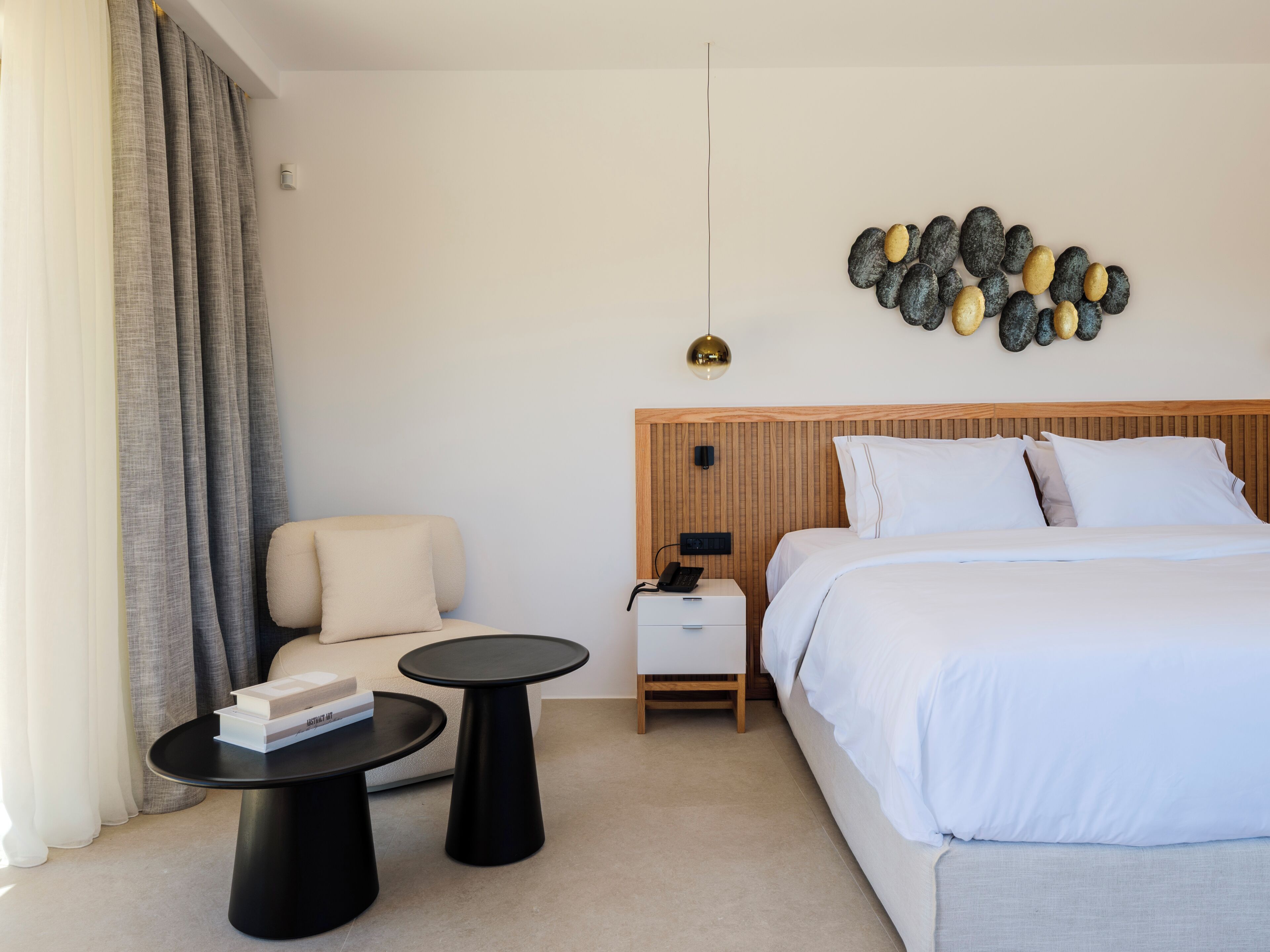 Signature suite, patio, uitzicht op meer | Een kluis op de kamer, een bureau, verduisterende gordijnen