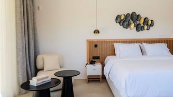Signature suite, patio, uitzicht op meer | Een kluis op de kamer, een bureau, verduisterende gordijnen
