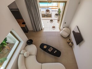 Villa exclusiva, patio, vista parcial al mar | Área de sala de estar