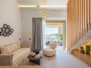 Dúplex de diseñador, patio, vista al lago | Área de sala de estar