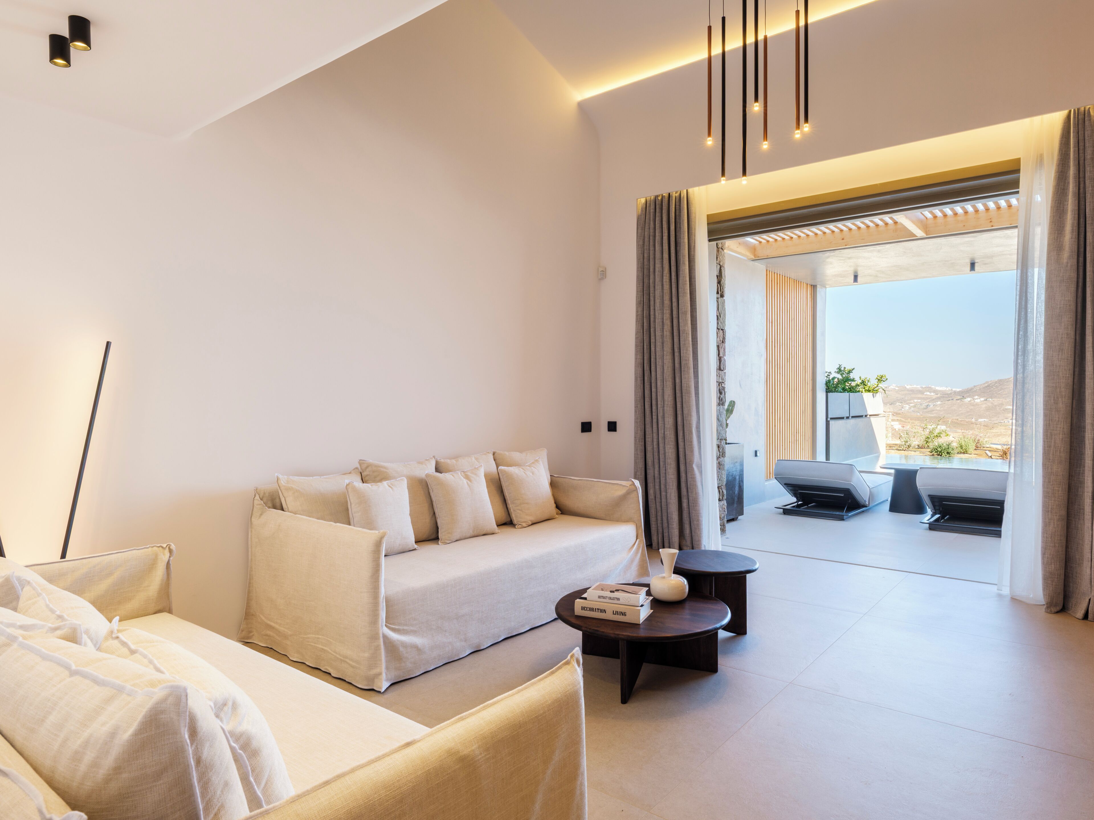 Luxury Duplex, Patio, Lake View | Living area