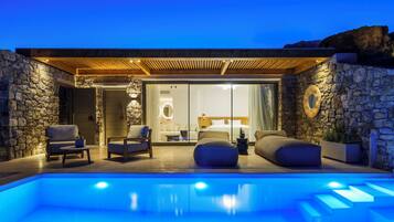 Signature suite, patio, gedeeltelijk uitzicht op oceaan | Zwembad | Een seizoensgebonden buitenzwembad, parasols voor strand/zwembad
