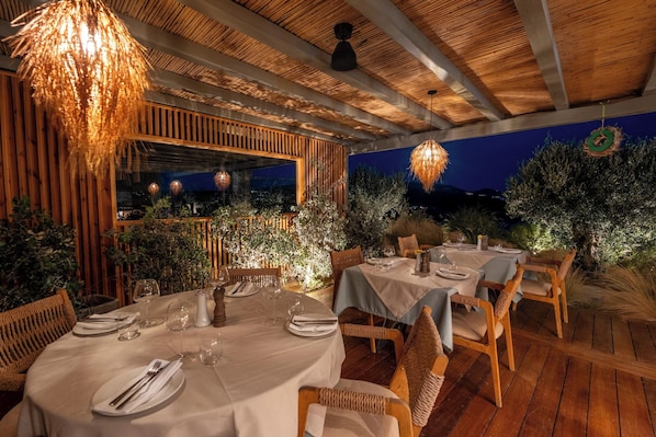 2 restaurants; breakfast, lunch, dinner, and brunch served - Panormos Bay Collection (Mykonos)