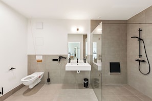 Comfort Suite + terrace - Wheelchair Accessible | Badrum | Dusch, miljövänliga toalettartiklar, hårtork och handdukar