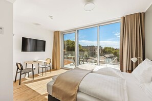 Queen Room with Terrace | Individually decorated, individually furnished, desk, laptop workspace - Limehome Vienna Hietzinger Hauptstraße (Vienna)