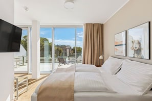 Comfort Suite with Terrace | ห้องพักตกแต่งอย่างมีเอกลักษณ์, ตกแต่งพิเศษโดยเฉพาะ, โต๊ะทำงาน