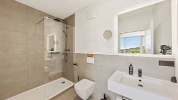 Queen Room with Terrace | Bathroom | Shower, eco-friendly toiletries, hair dryer, towels
