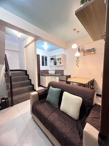 Ideal for Long Stay 2 Bedrooms, 2-Storey Unit w/ Complete Amenities & Accesible