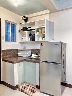 Frigorífic, placa de cuina i bullidora elèctrica