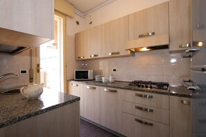 Réfrigérateur, micro-ondes, plaque de cuisson, cafetière/bouilloire