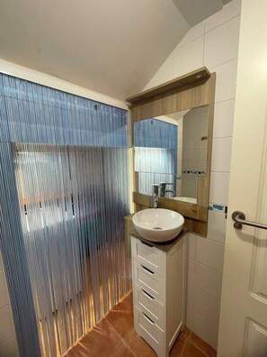 Shower, towels, soap, toilet paper - Casa Luna ;) ... Semi-detached house a few steps from the sea 🌊 (Cuevas del Almanzora)