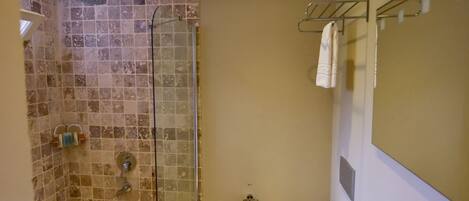 Un baño con ducha, inodoro y lavabo.