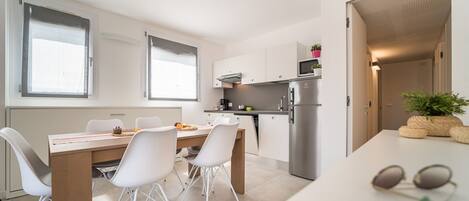 Fridge, microwave, stovetop, dishwasher