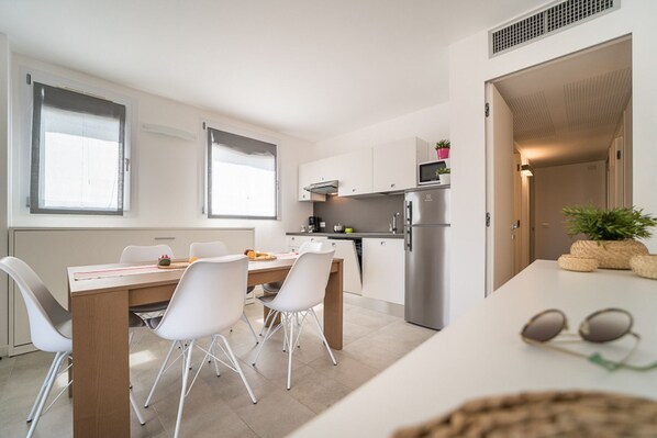 Réfrigérateur, four à micro-ondes, surface de cuisson, lave-vaisselle