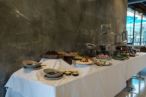 Daily buffet breakfast (USD 11 per person)