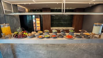 Desayuno buffet diario (USD 11 por persona)