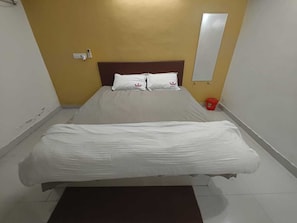 Tabla de planchar con plancha, wifi y ropa de cama