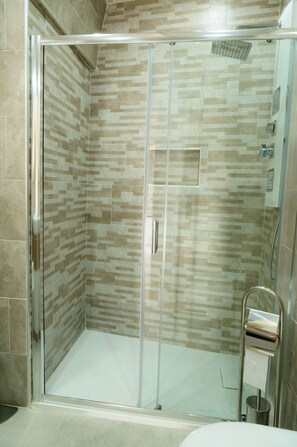 Dusche, Haartrockner, Bidet, HandtĂŒcher