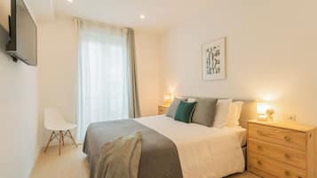 Tabla de planchar con plancha y ropa de cama