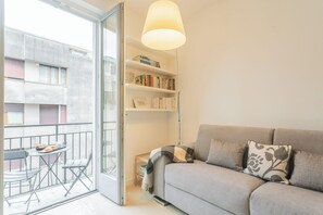 Apartamento (1 Bedroom) | Área de estar | TV 32 polegadas com canais a cabo