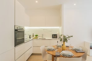 Apartment (1 Bedroom) | Dapur peribadi | Ketuhar gelombang mikro, mesin basuh pinggan mangkuk, cerek elektrik