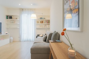 Apartment (1 Bedroom) | Ruang tamu | 32 inci televisyen dengan kabel