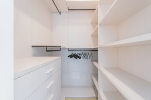 Apartment (1 Bedroom) | Seterika/papan seterika, cadar katil