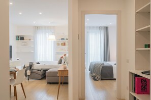 Apartamento (1 Bedroom) | Área de estar | TV 32 polegadas com canais a cabo