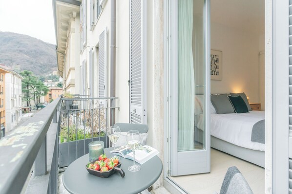 Apartment (1 Bedroom) | Balcony - Central & White Apartment by Rent all Como (Como)