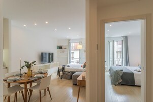 公寓 (1 Bedroom) | 起居区 | 32-英寸电视（配备有线频道）