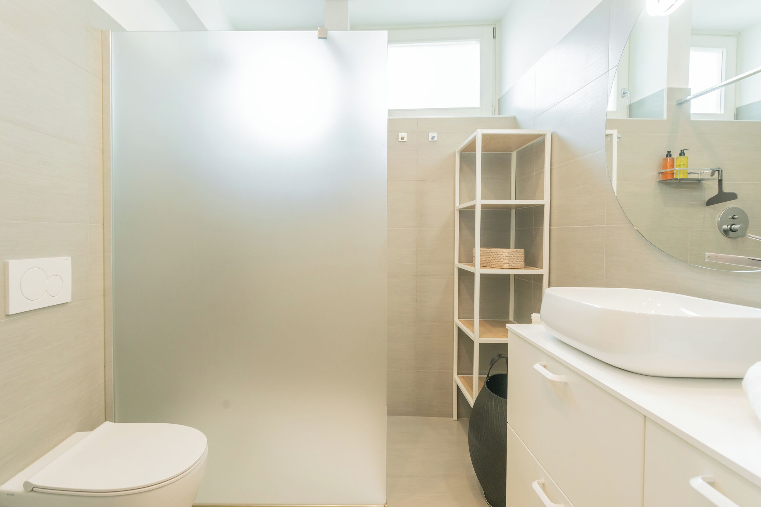 Apartment (1 Bedroom) | Bathroom | Shower, free toiletries, hair dryer, bidet