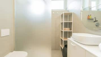 Apartment (1 Bedroom) | Bathroom | Shower, free toiletries, hair dryer, bidet