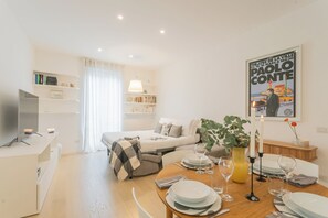 公寓 (1 Bedroom) | 起居區 | 32-吋電視，提供有線頻道