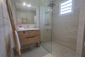 Dusche, Haartrockner, Handtücher, Seife