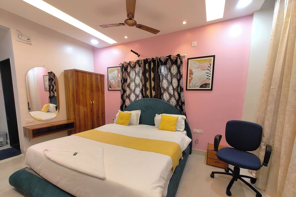 Desk, free WiFi, bed sheets