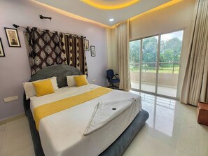 Desk, free WiFi, bed sheets - Hotel Sskar Executive (Pune)