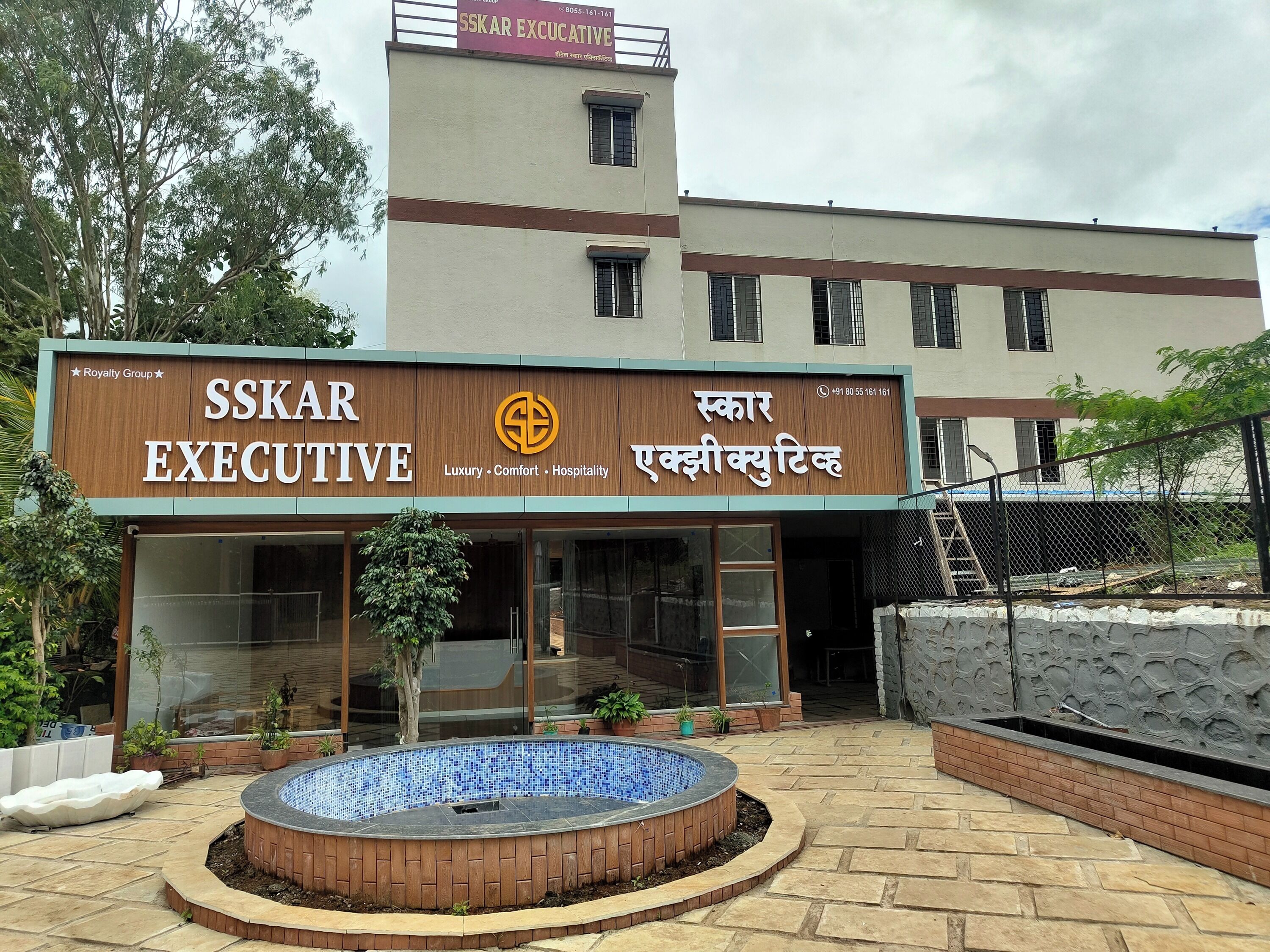 Un edifici amb un rètol que diu "SSKAR EXECUTIVE" i "Comfort Lujosa Hospitalitat".