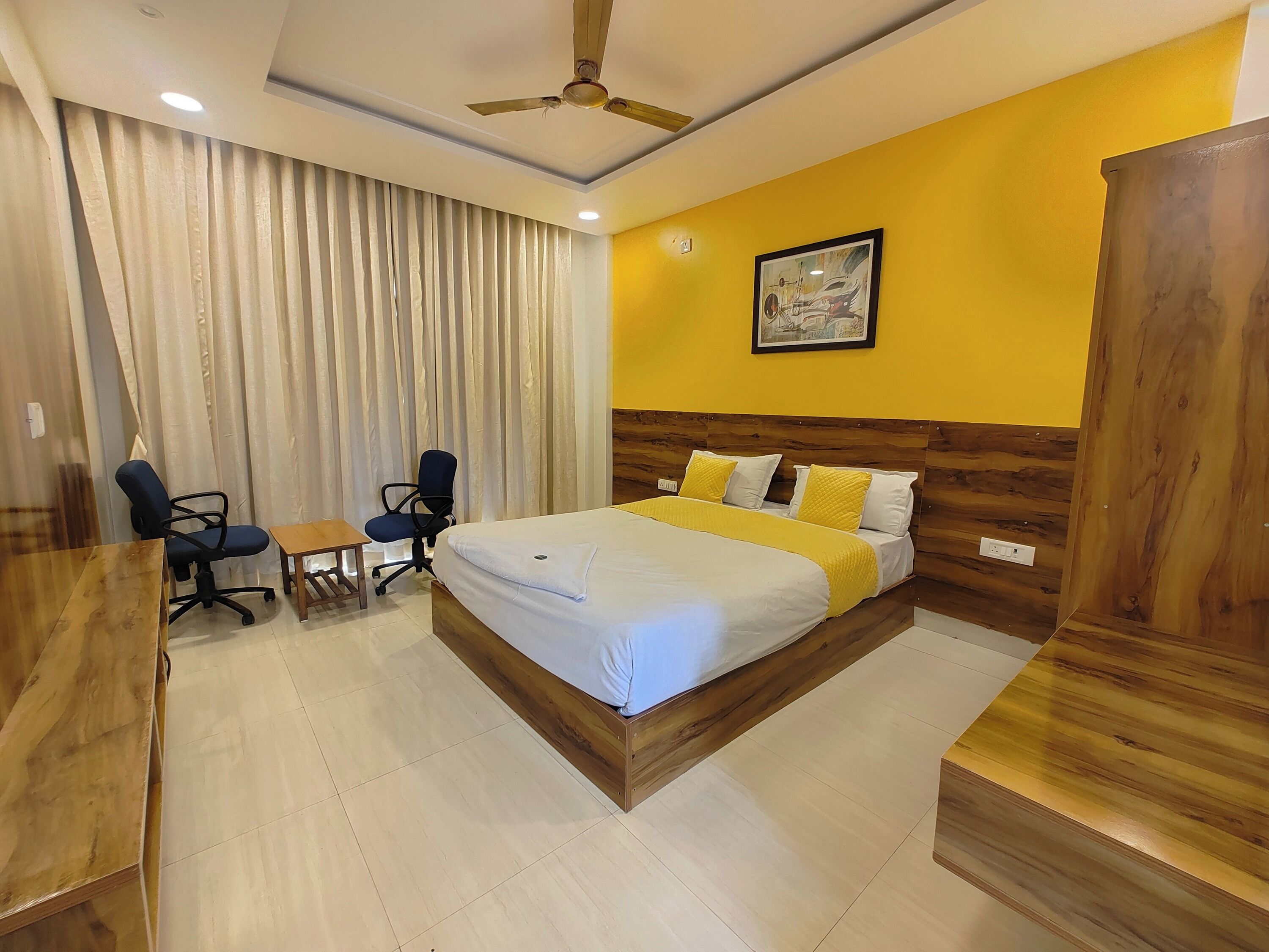 Escritorio, wifi gratis, ropa de cama