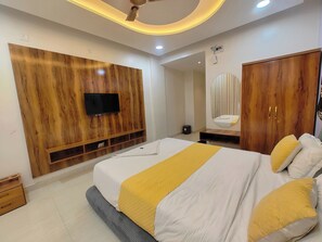 Desk, free WiFi, bed sheets - Hotel Sskar Executive (Pune)