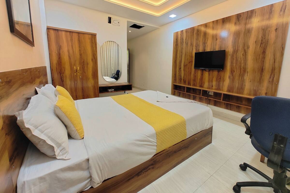 Desk, free WiFi, bed sheets