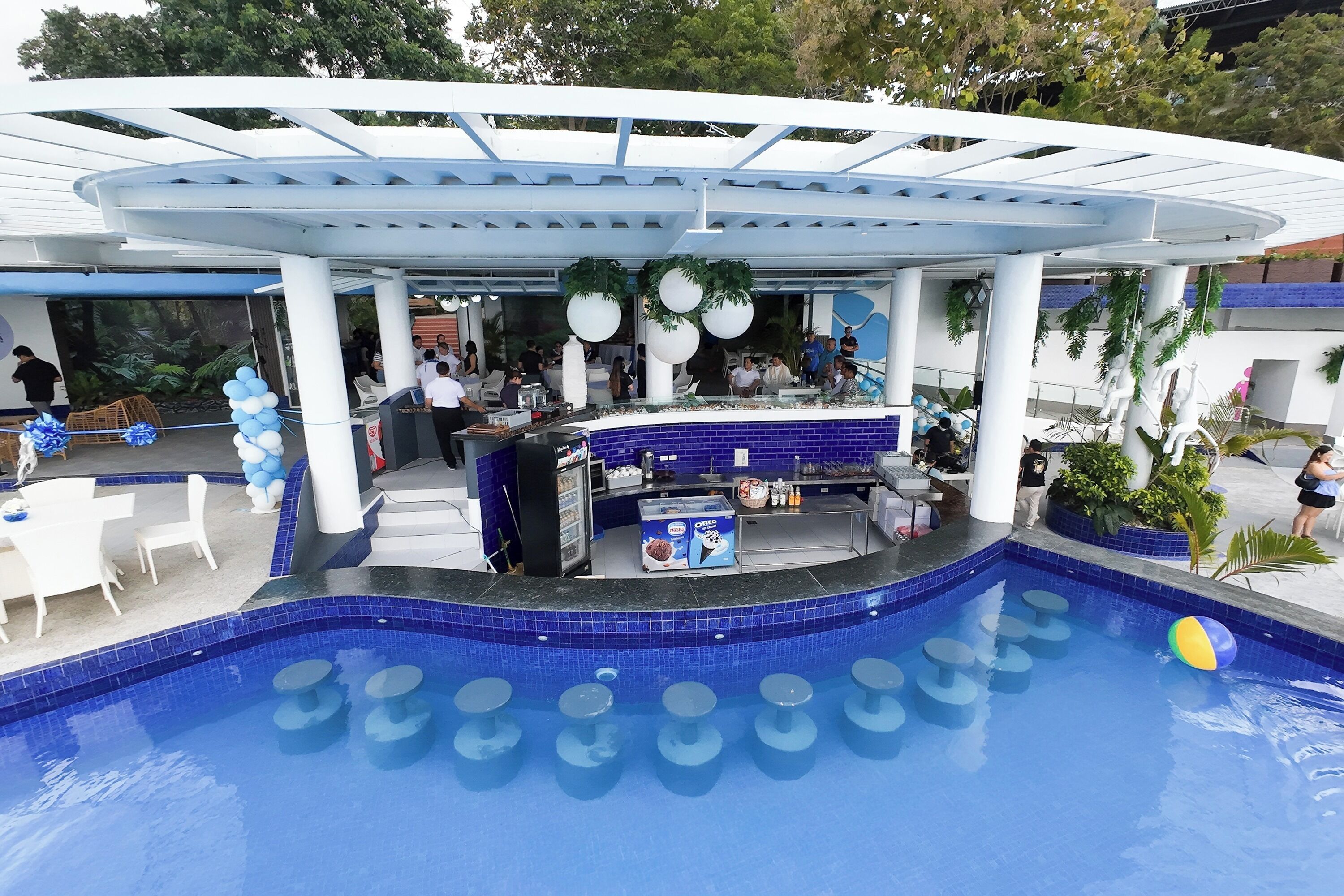 สระว่ายน้ำกลางแจ้ง