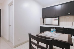 Quarto duplo | Escrivaninha, Wi-Fi de cortesia, roupa de cama