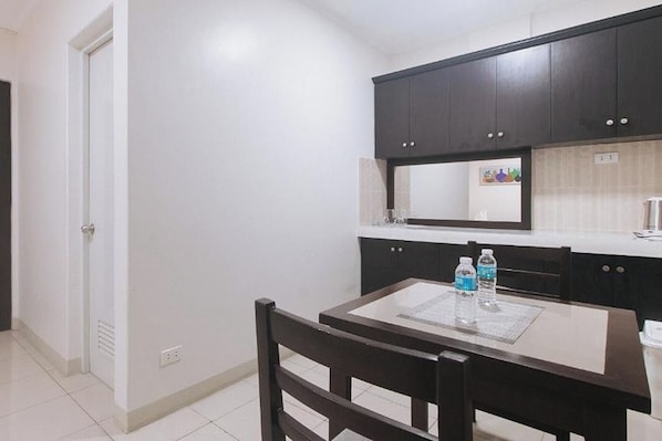 Twin Room | Desk, free WiFi, bed sheets