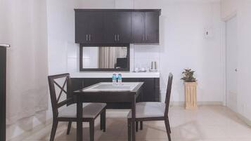 Quarto casal standard | Escrivaninha, Wi-Fi de cortesia, roupa de cama